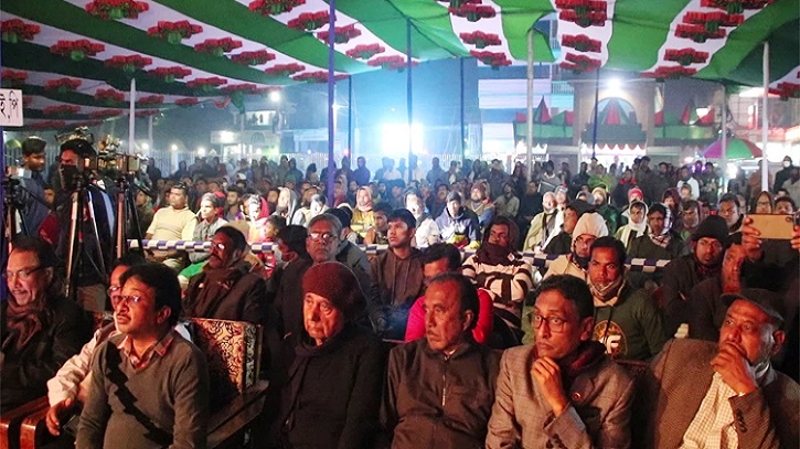 প্রতিদিন হাজার হাজার দর্শক এই যাত্রানুষ্টান উপভোগ করতে পৌর শামসুজ্জোহা পার্কে ভীড় করছে