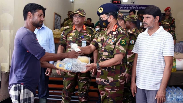 বন্যায় ক্ষতিগ্রস্তদের মধ্যে ত্রাণ বিতরণ করছেন সেনাপ্রধান জেনারেল এস এম শফিউদ্দিন আহমেদ। ছবি: আইএসপিআর