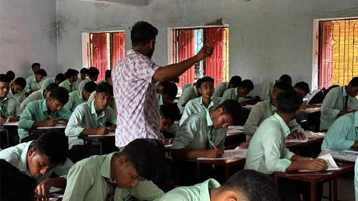 পরীক্ষার্থীদের উদ্দেশ্যে কথাও বলেন রাকিব।