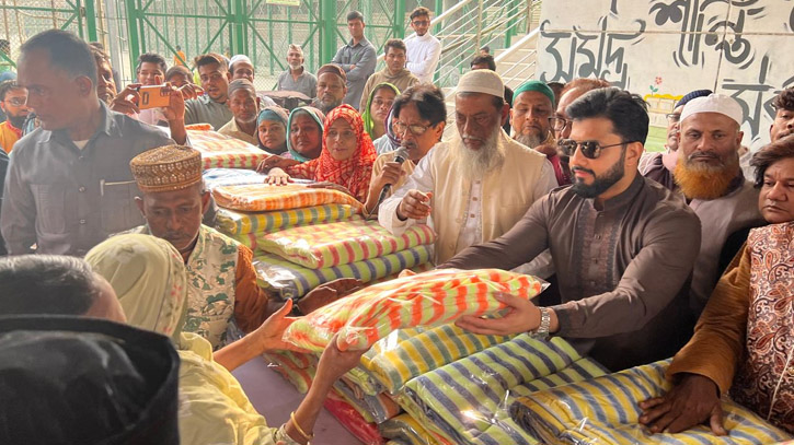 অসহায়দের মাঝে শীতবস্ত্র তুলে দেন ইঞ্জিনিয়ার ইশরাক হোসেন।