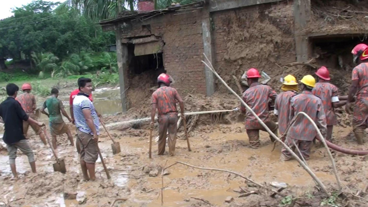 মর্মান্তিক ওই দুর্ঘটনার পর উদ্ধারকাজে গলদঘর্ম হন উদ্ধারকারী দলের সদস্যরা। ফাইল ছবি