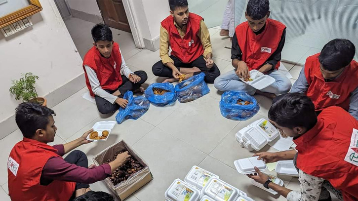 চলছে ইফতারি প্যাকেজিংয়ের কাজ