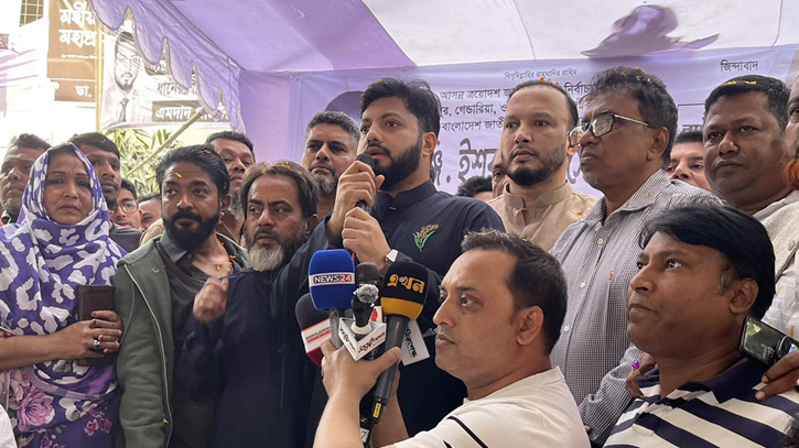 ঢাকা-৬ আসনের প্রতিটা অলিগলিতে মানুষের সাথে মিশছেন ইশরাক হোসেন।