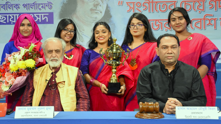 ট্রফি হাতে চ্যাম্পিয়ন দলের বিতার্কিকদের সাথে বাংলা একাডেমীর মহাপরিচালক মুহম্মদ নূরুল হুদা ও ডিবেট ফর ডেমোক্রেসির চেয়ারম্যান হাসান আহমেদ চৌধুরী কিরণ