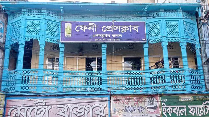 ত্রিমুখী সংঘর্ষ চলাকালে ফেনী প্রেসক্লাবে ভাঙচুর করা হয়। ছবি: মিরাজুল ইসলাম মামুন