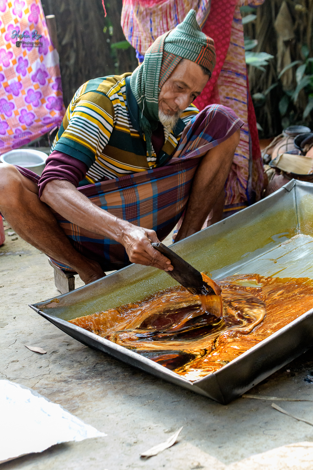 গুড় পরীক্ষা করা হচ্ছে 