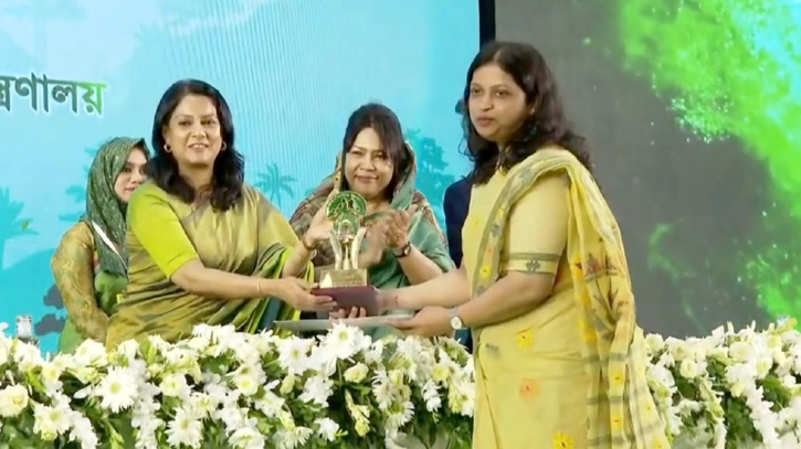 দেশসেরা স্বীকৃতি তুলে দিচ্ছেন পরিবেশ উপদেষ্টা সৈয়দা রিজওয়ানা হাসান।
