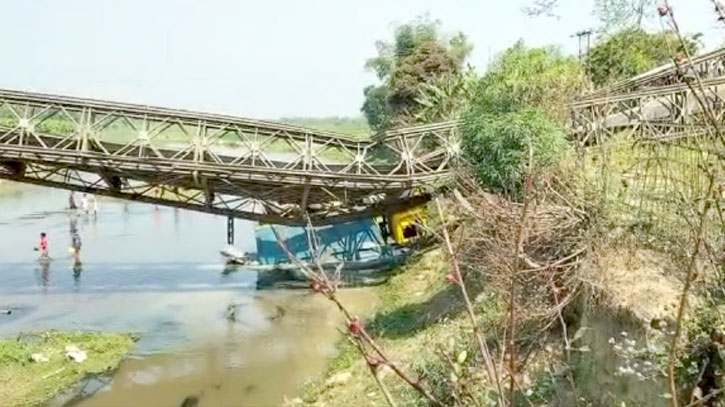 সেতুরে একটি অংশ ভেঙে ট্রাক নদীতে