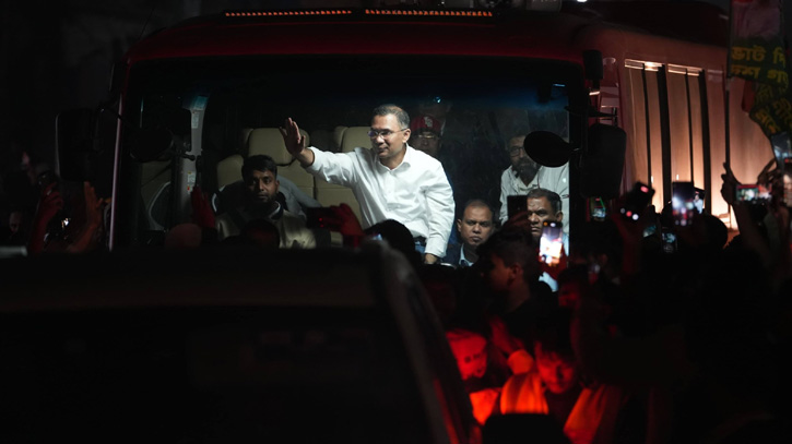 বিশেষ এই বাসে করেই এক জেলা থেকে আরেক জেলায় ছুটে চলছেন তারেক রহমান।