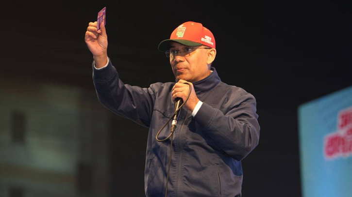 মধ্যরাতেও চলছে প্রচারণা। হাতে ফ্যামিলি কার্ড নিয়েই প্রতিশ্রুতি তারেক রহমানের।