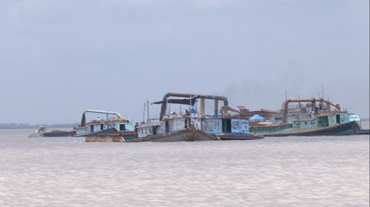 অভয়ারণ্য এলাকায় অবাধে চলছে বালু উত্তোলন