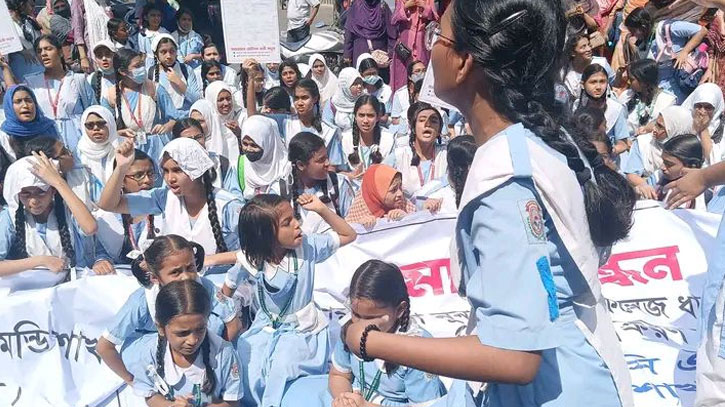 মিরপুর সড়কে ভিকারুননিসার শিক্ষার্থীদের অবস্থান