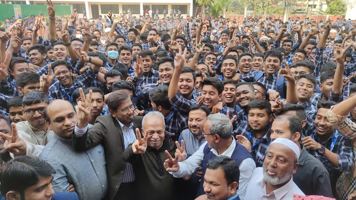 ছাত্র ও শিক্ষকদের উল্লাস