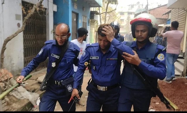 ওসি অপারেশনসহ ছয় পুলিশ সদস্য আহত হয়েছে