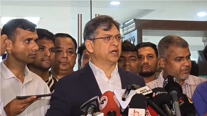 সাংবাদিকদের সাথে কথা বলেন সালাহউদ্দিন আহমেদ