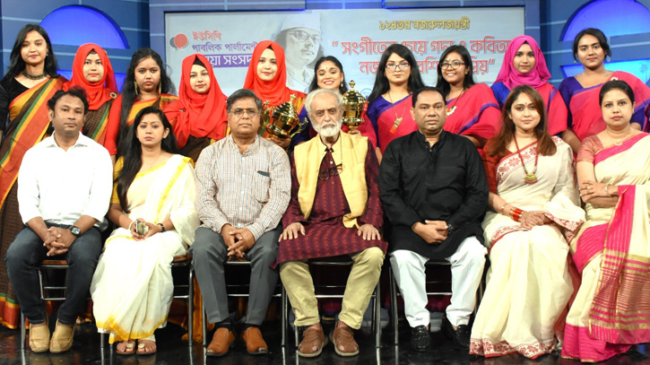 চ্যাম্পিয়ন ও রানার আপ দলের বিতার্কিকদের সাথে একাডেমীর মহাপরিচালক  ও  ডিবেট ফর ডেমোক্রেসির চেয়ারম্যানসহ বিচারকবৃন্দ