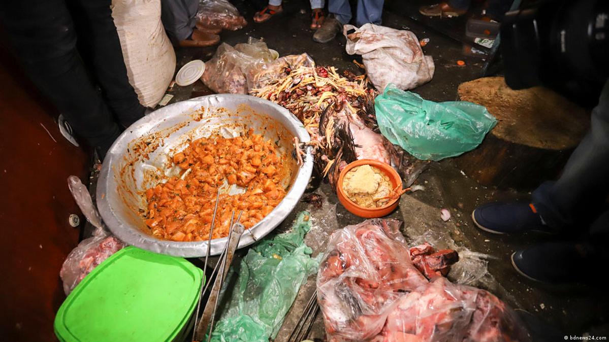 রেস্তোরার রান্না ঘরের পরিবেশ