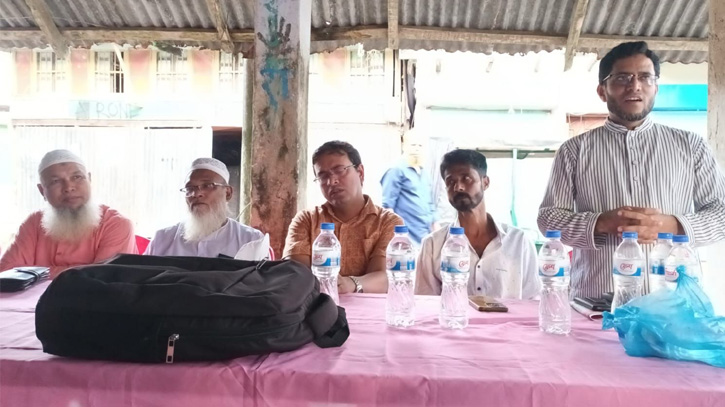 স্থানীয়দের নিয়ে চাঁদা ফেরত দেওয়ার আয়োজন করা হয়েছিল।