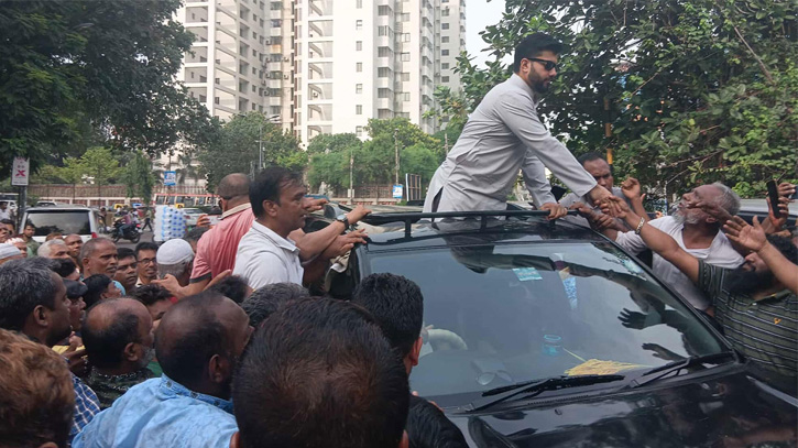 কর্মসূচি চলাকালে কর্মীদের সাথে যোগদান করেন ইশরাক হোসেন।