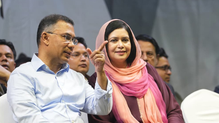 রাজধানীর ভাষানটেকের জনসভায় স্ত্রী ডা. জুবাইদাকে নিয়ে হাজির হয়েছিলেন তারেক রহমান।