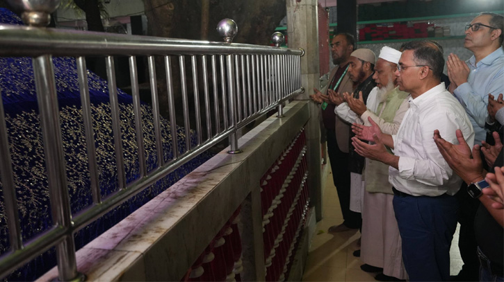 হযরত শাহজালাল (রা.) এর মাজার জিয়ারত দিয়ে নির্বাচনী প্রচারণা শুরু করেন তারেক রহমান।