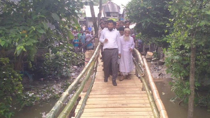 কাঠের এই পুলটি নির্মাণ করেন এলাকার যুবকরা।