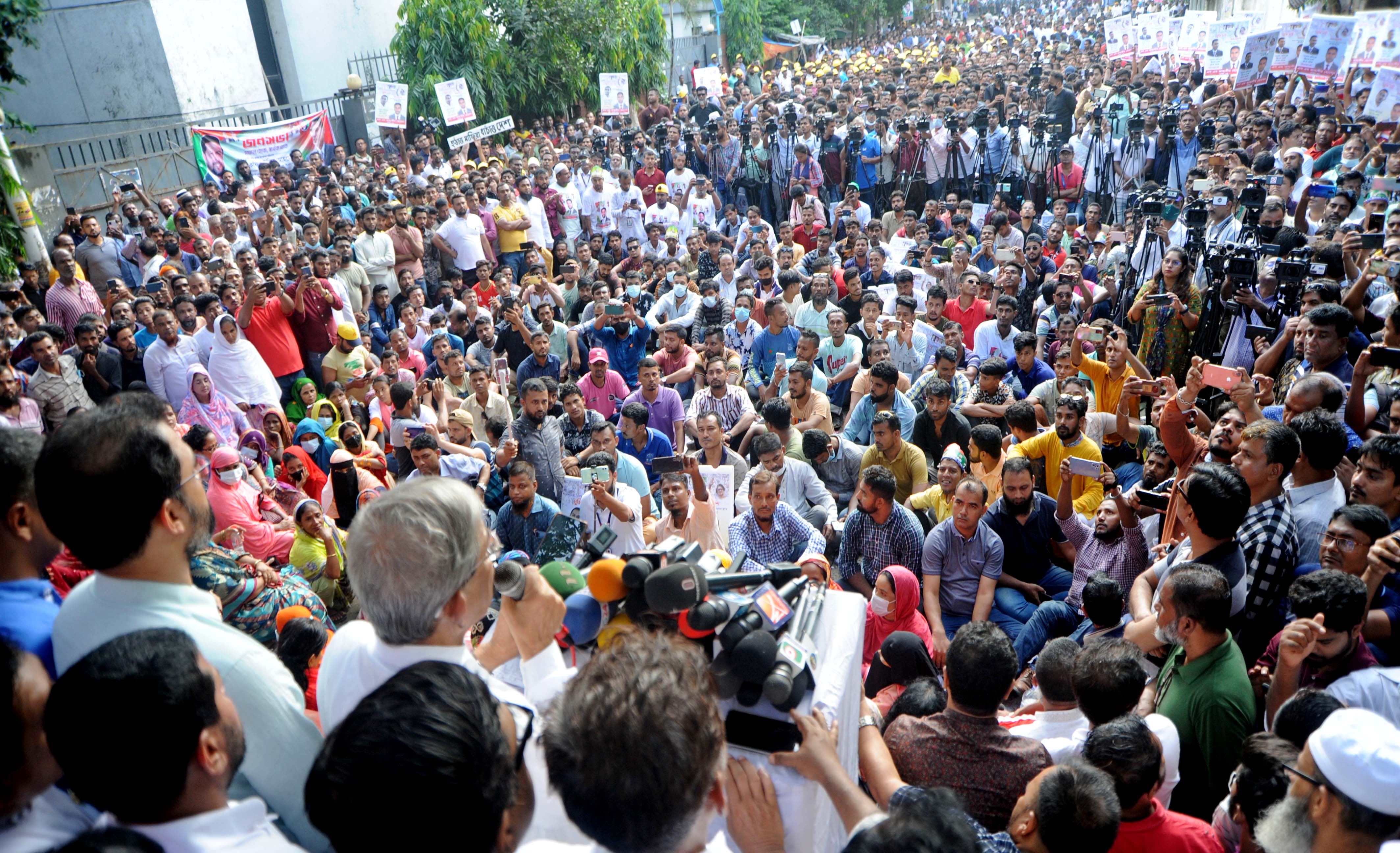 বিএনপিকে মাঠে চায় সরকার। তবে, নিয়ন্ত্রিত পরিসরে। গৃহপালিত না হলেও কিছুটা আজ্ঞাবহ আদলে। 