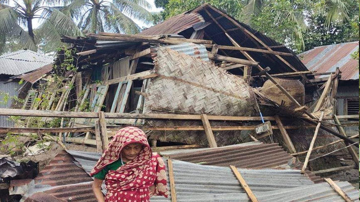 সিত্রাং তাণ্ডবে বিদ্যুৎহীন বাগেরহাট, বিধ্বস্ত দুই হাজার বসতঘর