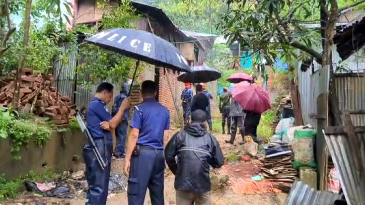 মাঠে তৎপর রয়েছে সেনাবাহিনী, পুলিশ ও ফায়ার সার্ভিসের সদস্যরা।