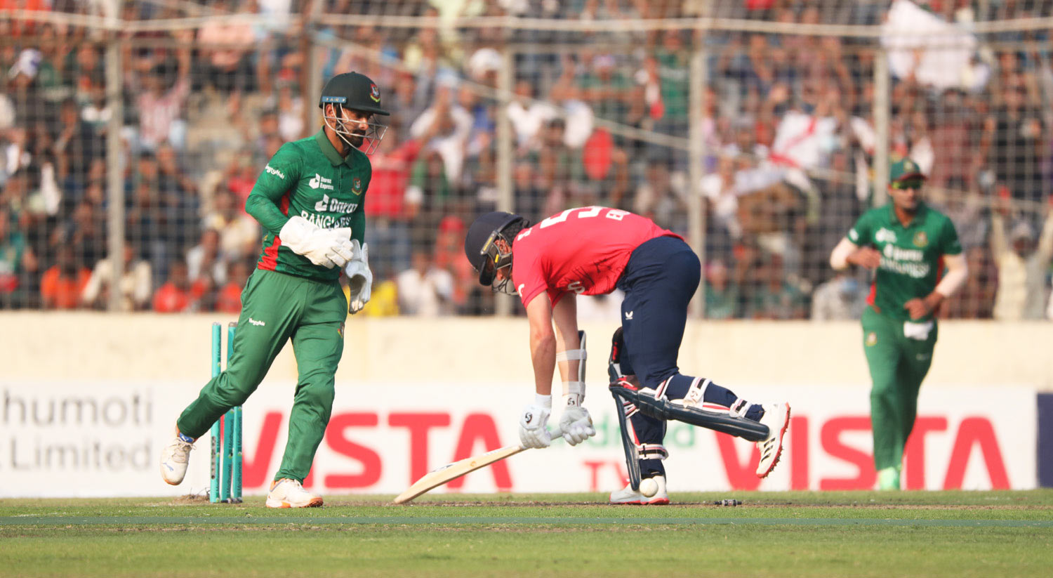 ব্যাটে ব্যর্থ হলেও দারুন কিপিং করেছেন লিটন