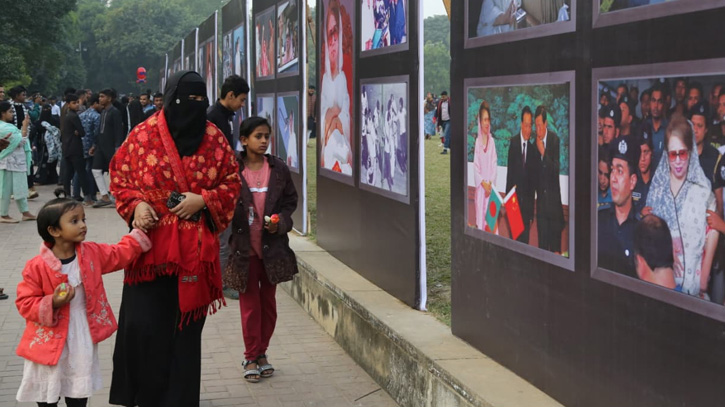 শিশুকে সাথে নিয়ে এসেছেন একজন মা।