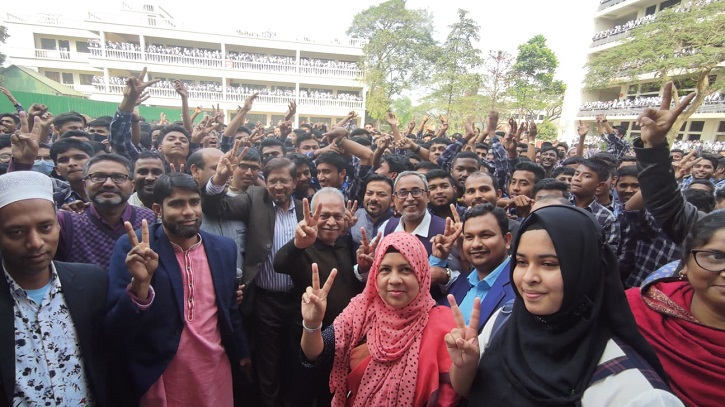 শিক্ষক-শিক্ষিকা এবং ছাত্র-ছাত্রীরা এদিন মেতেছিলেন আনন্দ উদযাপনে