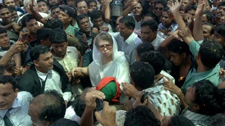 জনগণের আস্থা ও ভালোবাসায় তিনি হয়ে উঠেছিলেন দেশনেত্রী।