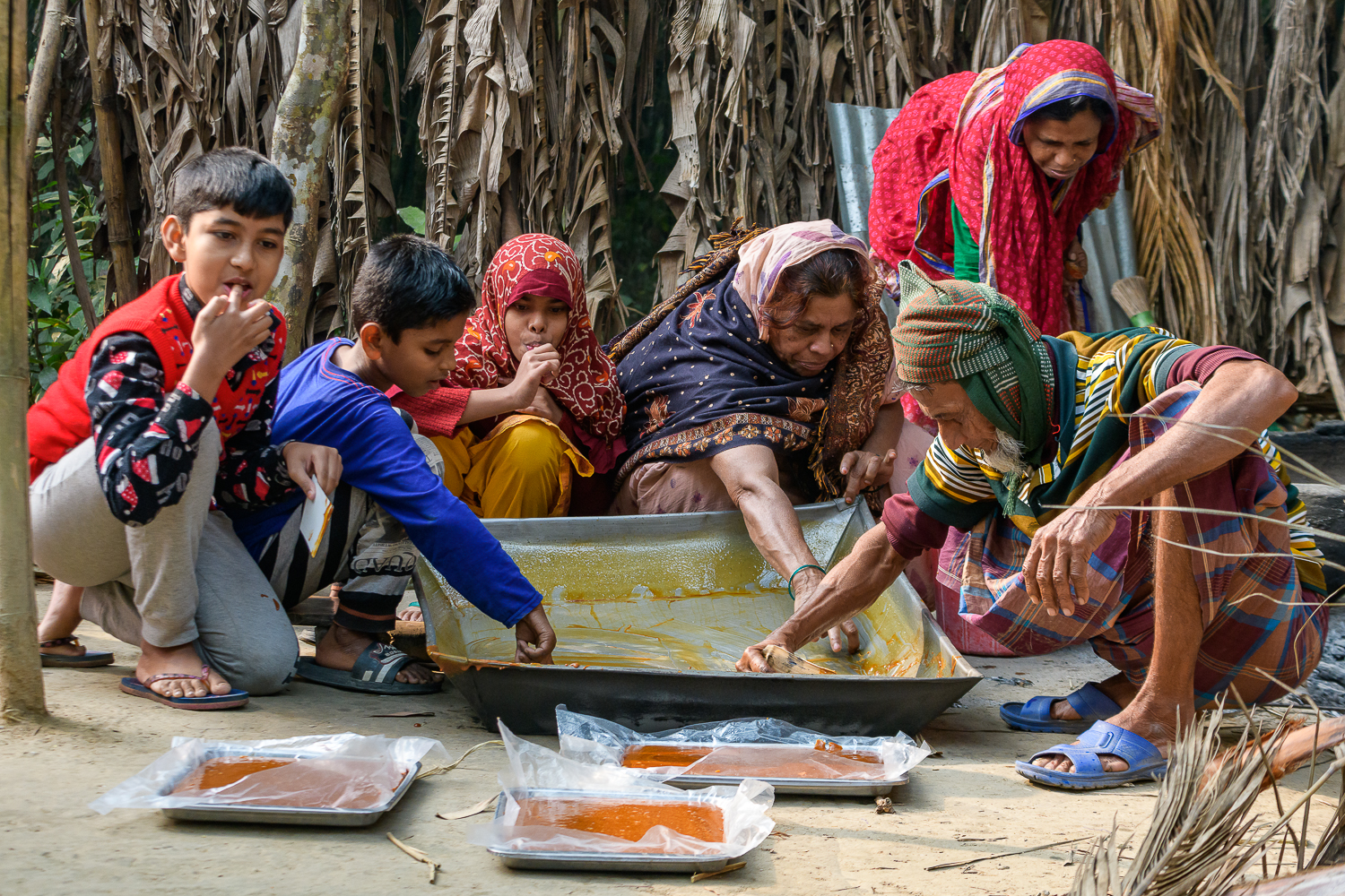 তাওয়ার গুড় সবাই মিলে টেস্ট করা হচ্ছে 