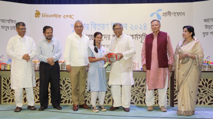 পুরস্কার প্রদান করছেন বিশ্বসাহিত্য কেন্দ্রের প্রতিষ্ঠাতা আবদুল্লাহ আবু সায়ীদ 