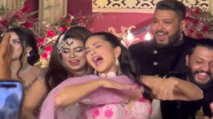টিকটকে ঐশী-সানির গান-নাচের রঙ-ঢঙ টিকটকে ঐশী-সানির গান-নাচের রঙ-ঢঙ