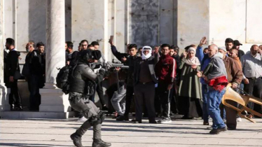 আল-আকসা মসজিদে ইসরায়েলের অভিযান, আহত ৬৭