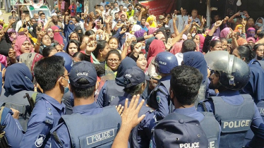 পুলিশের বাধা টপকে মহিলা দলের বিক্ষোভ, লাঠিচার্জ