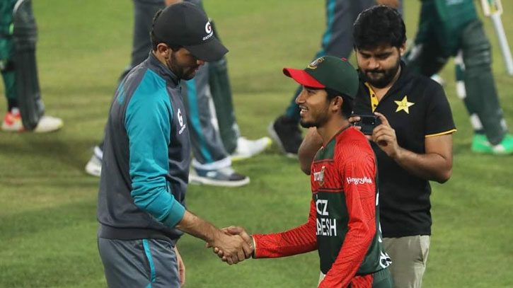 ক্ষমা চেয়ে পার পেলেন না আফ্রিদি, মিললো সাজা ক্ষমা চেয়ে পার পেলেন না আফ্রিদি, মিললো সাজা
