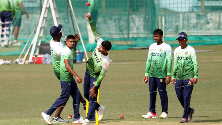 বাবর বলছেন টিপিক্যাল উইকেট, রান দেখছেন মুমিনুল বাবর বলছেন টিপিক্যাল উইকেট, রান দেখছেন মুমিনুল