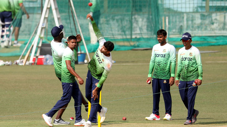 বাবর বলছেন টিপিক্যাল উইকেট, রান দেখছেন মুমিনুল