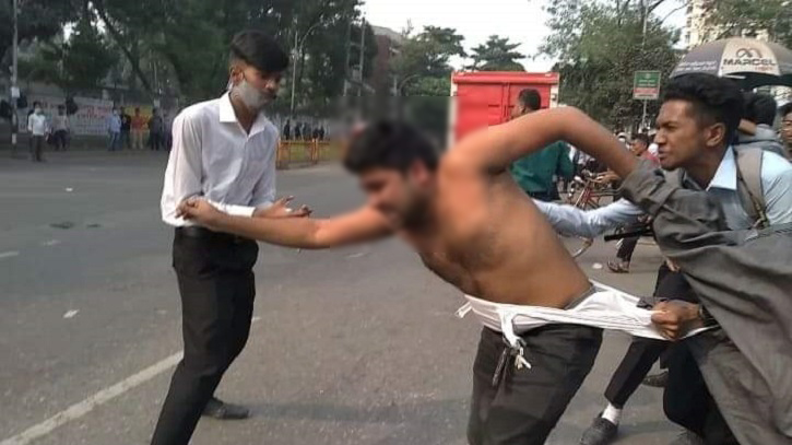 ঢাকা কলেজ শিক্ষার্থীকে মারধর, ধাওয়া-পাল্টা ধাওয়া ঢাকা কলেজ শিক্ষার্থীকে মারধর, ধাওয়া-পাল্টা ধাওয়া