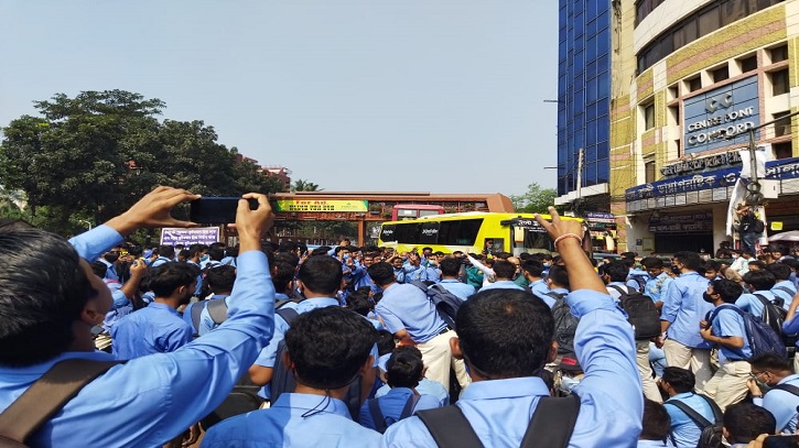 আলটিমেটাম দিয়ে আন্দোলন শেষ করলো শিক্ষার্থীরা (ভিডিও) আলটিমেটাম দিয়ে আন্দোলন শেষ করলো শিক্ষার্থীরা (ভিডিও)