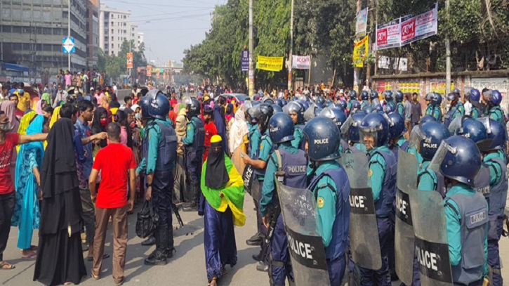 বেতন বাড়ানোর দাবিতে মিরপুরে পোশাক শ্রমিকদের বিক্ষোভ 