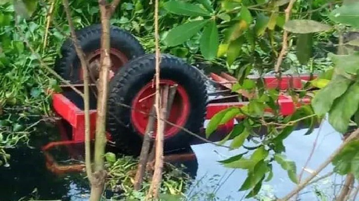 কুমিল্লায় ইটবোঝাই ট্রাক্টর উল্টে পানিতে, নিহত ৩