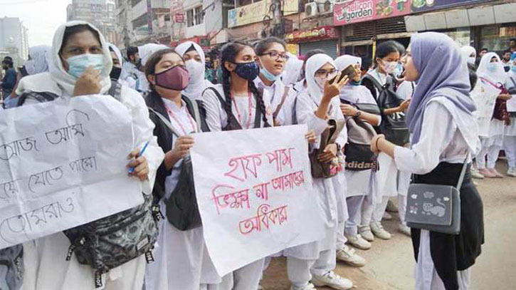 শিক্ষার্থীদের হাফ ভাড়াঃ বিআরটিএতে সচিবদের বৈঠক