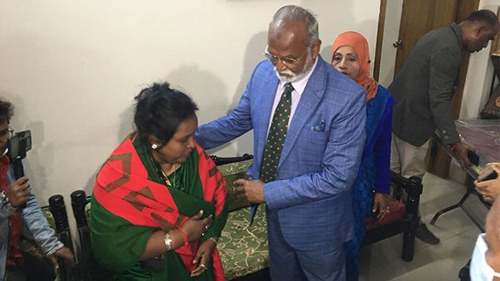 মিষ্টি নিয়ে তৈমূরের বাসায় গেলেন আইভী মিষ্টি নিয়ে তৈমূরের বাসায় গেলেন আইভী