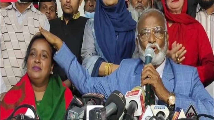 মিষ্টি নিয়ে হাজির ভাতিজি, নিরাশ করলেন না চাচা তৈমূর মিষ্টি নিয়ে হাজির ভাতিজি, নিরাশ করলেন না চাচা তৈমূর