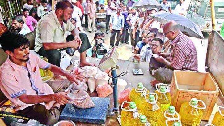 দোতলা বাড়ির মালিক মহিলা লীগের সভানেত্রীও পেয়েছেন টিসিবির কার্ড