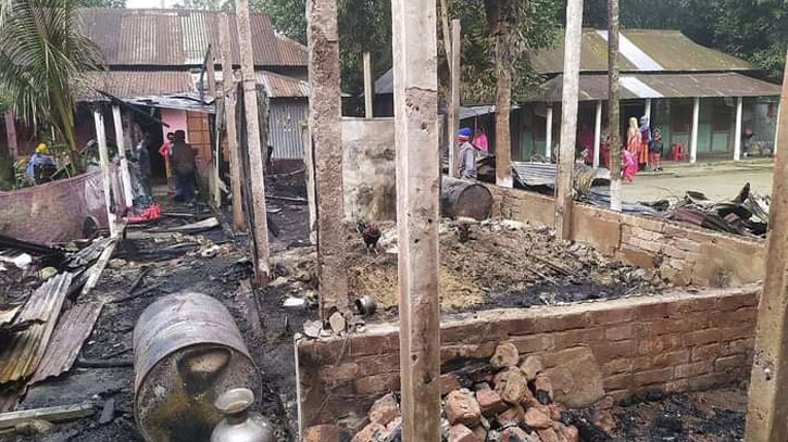 গোবিন্দপুর গ্রামে বসতবাড়িতে আগুন গোবিন্দপুর গ্রামে বসতবাড়িতে আগুন
